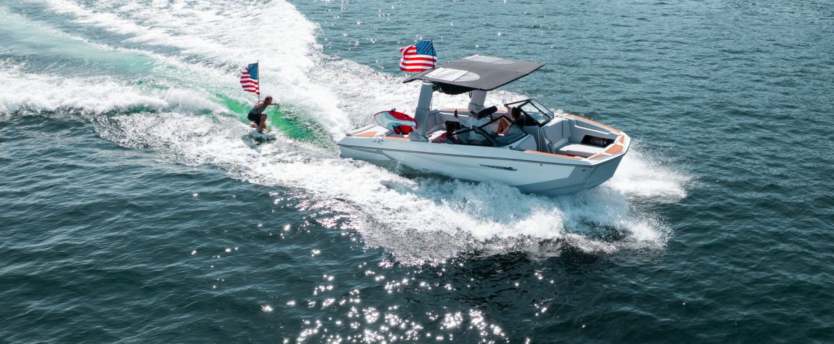 Nautique G25 Surfing