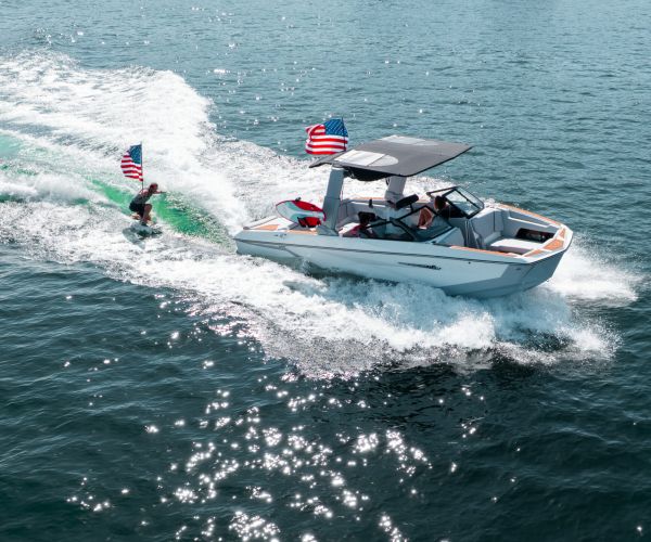 Nautique G25 Surfing
